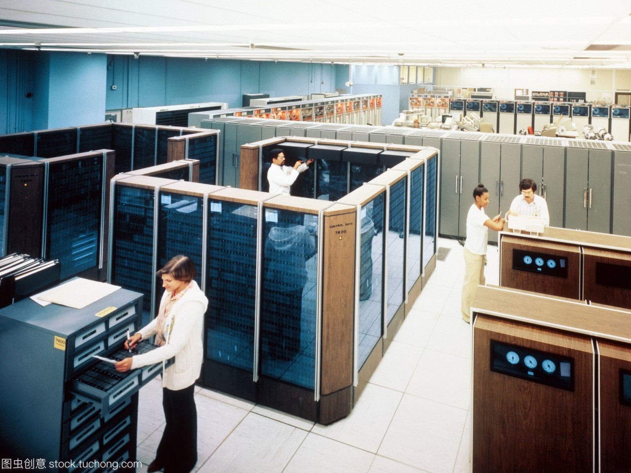 位于勞倫斯利弗莫爾國(guó)家實(shí)驗(yàn)室llnl的cdc7600大型機(jī)之一。前景中的玻璃葉櫥柜擁有計(jì)算機(jī)的處理器。背景中的櫥柜是用于記錄或檢索信息,加載或保存程序的數(shù)據(jù)磁帶流。llnl有三部這樣的計(jì)算機(jī),但它們的代碼正逐漸被轉(zhuǎn)移到更強(qiáng)大的cray-1超級(jí)計(jì)算機(jī)上。在llnl的cdc和cray計(jì)算機(jī)構(gòu)成了世界上最大的研究計(jì)算機(jī)中心之一的心臟。